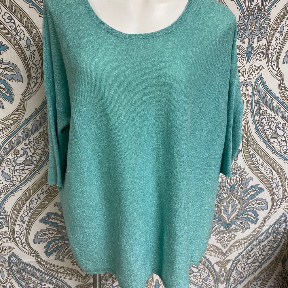 Super cute and cozy larger size shirt. Aqua color